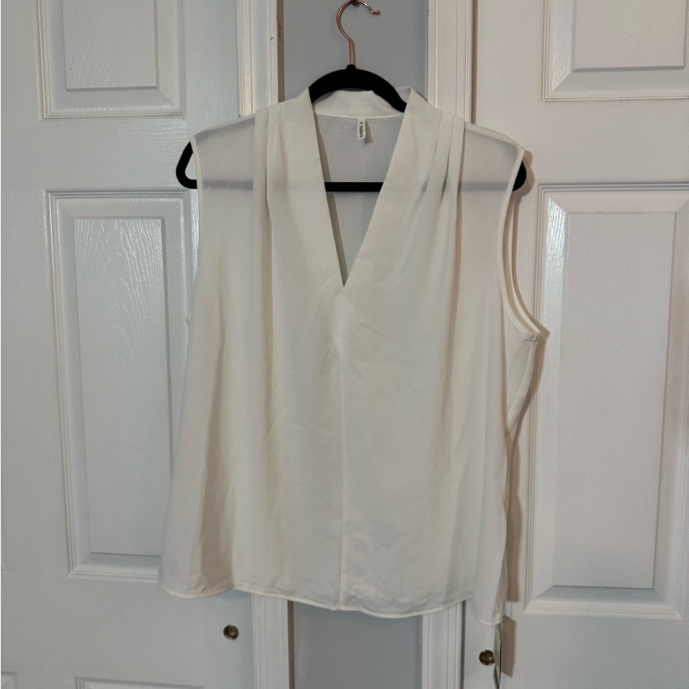 HALARA Cream Sleeveless Blouse